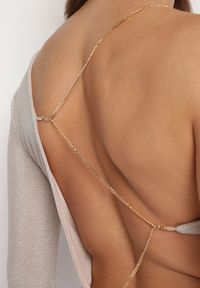 Born2be - Jasnobeżowa Sukienka Maxi o Asymetrycznym Kroju z Łańcuszkiem Verdisa. Kolor: beżowy. Wzór: aplikacja. Typ sukienki: asymetryczne. Styl: elegancki. Długość: maxi #6