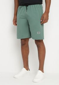 Born2be - Zielone Dresowe Szorty Bermudy Zdobione Aplikacją Nitarosa. Okazja: na co dzień. Kolor: zielony. Materiał: dresówka. Wzór: aplikacja. Styl: casual