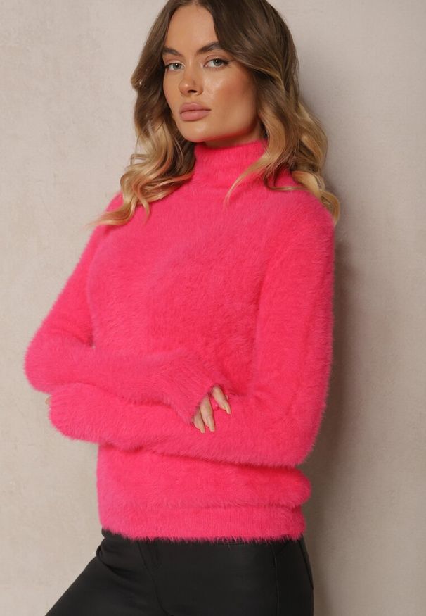 Renee - Różowy Casualowy Golf z Wełną Nomilae. Okazja: na co dzień. Typ kołnierza: golf. Kolor: różowy. Materiał: wełna. Styl: casual