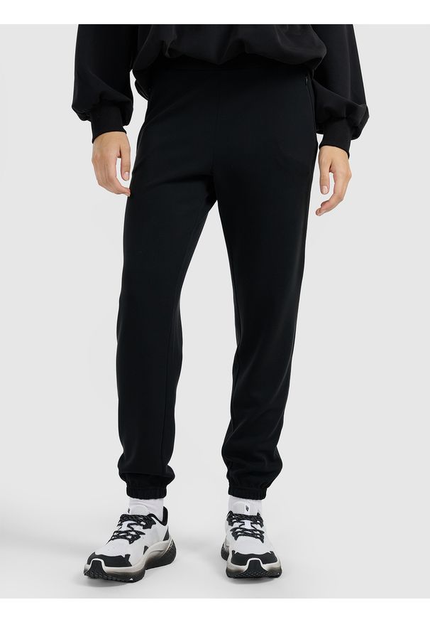 4f - 4F Spodnie dresowe joggery z modalem damskie - czarne S. Kolor: czarny. Materiał: dresówka. Wzór: gładki