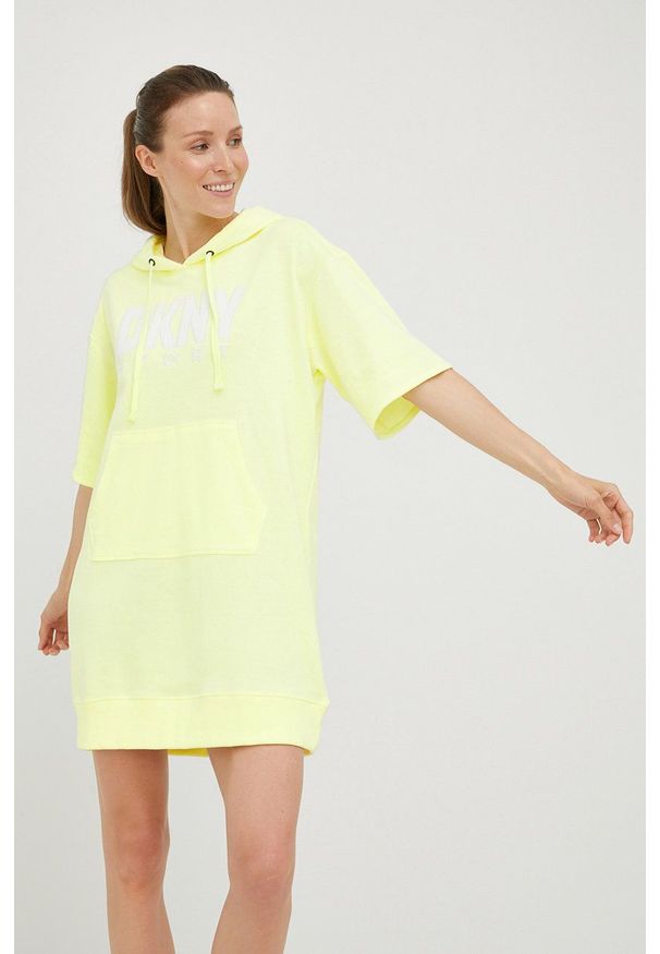 DKNY - Dkny sukienka kolor żółty mini prosta. Okazja: na co dzień. Typ kołnierza: kaptur. Kolor: żółty. Materiał: dzianina. Długość rękawa: krótki rękaw. Typ sukienki: proste. Styl: casual. Długość: mini