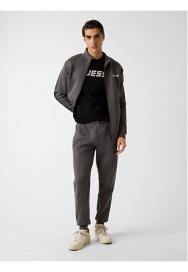 Guess Spodnie dresowe 146279 Szary Regular Fit. Kolor: szary. Materiał: dresówka