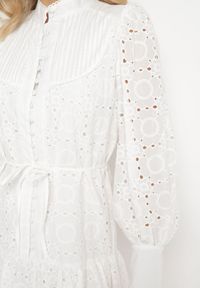 Born2be - Biała Taliowana Sukienka Bawełniana z Materiałowym Paskiem i Ażurowymi Rękawami Kluriona. Okazja: na co dzień. Typ kołnierza: dekolt w serek. Kolor: biały. Materiał: bawełna, materiał. Wzór: ażurowy. Typ sukienki: proste. Styl: casual, elegancki #2