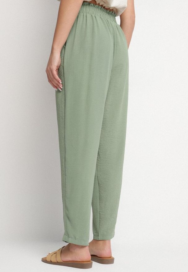 Born2be - Zielone Spodnie z Wysokim Stanem i Wiązaniem Aralinea. Okazja: na co dzień. Stan: podwyższony. Kolor: zielony. Wzór: aplikacja. Sezon: wiosna, lato. Styl: casual, elegancki