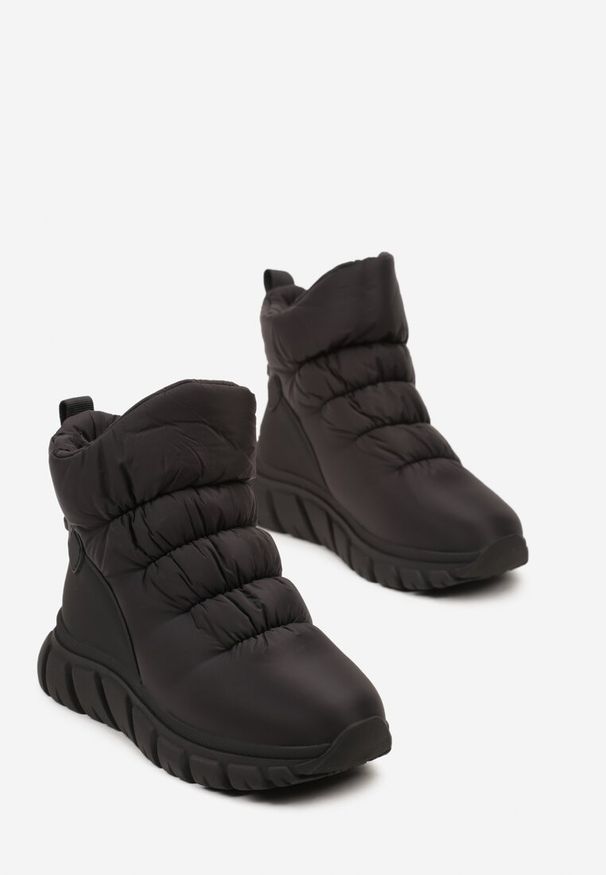 Renee - Czarne Śniegowce na Platformie z Tłoczeniem i Pikowaną Cholewką Resisia. Okazja: na co dzień. Kolor: czarny. Materiał: puch. Szerokość cholewki: normalna. Sezon: zima. Obcas: na platformie. Styl: casual