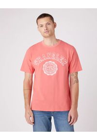 Wrangler - WRANGLER COLLEGIATE TEE MĘSKI T-SHIRT KOSZULKA NADRUK LOGO SPICED CORAL W7E0EJX6Y 112146307. Wzór: nadruk