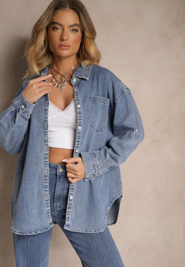 Renee - Niebieska Jeansowa Koszula z Wiskozą o Kroju Oversize Ulariela. Okazja: do pracy. Typ kołnierza: kołnierzyk klasyczny. Kolor: niebieski. Materiał: wiskoza, jeans. Styl: elegancki, klasyczny