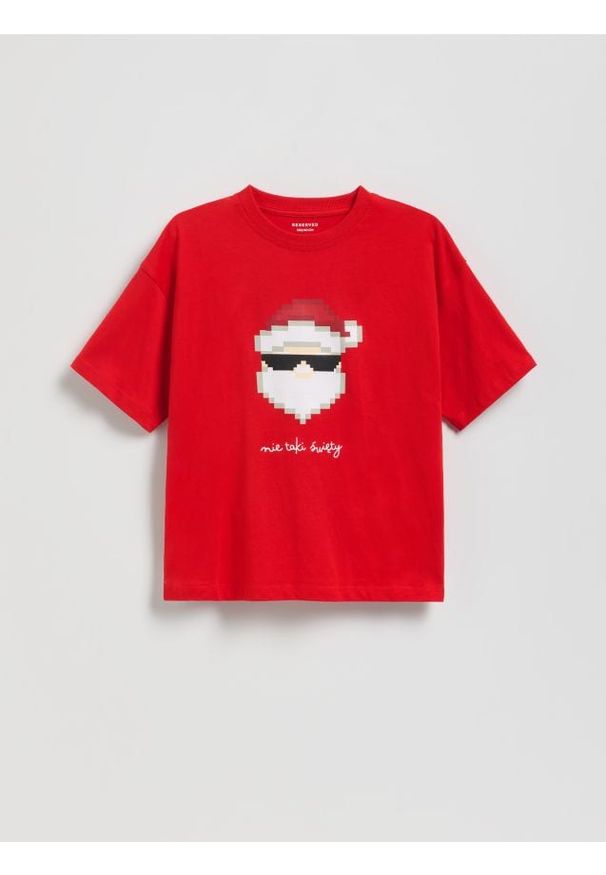 Reserved - Świąteczny t-shirt - czerwony. Kolor: czerwony. Materiał: dzianina, bawełna. Styl: wizytowy