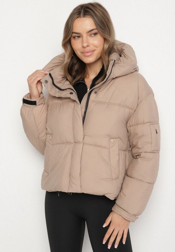 Born2be - Beżowa Pikowana Kurtka Puffer z Kapturem i Kieszonką przy Rękawie Galieana. Okazja: na spacer. Typ kołnierza: kaptur. Kolor: beżowy. Materiał: jeans, dzianina. Styl: sportowy, elegancki