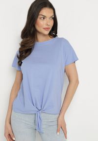 Born2be - Niebieski T-shirt z Bawełny z Ozdobnym Wiązaniem Sunitra. Okazja: na co dzień, na spotkanie biznesowe. Kolor: niebieski. Materiał: bawełna. Sezon: lato, wiosna. Styl: biznesowy, klasyczny, casual #6