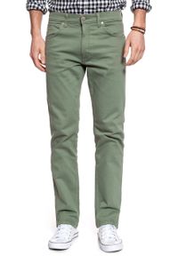 Wrangler - WRANGLER SPODNIE MĘSKIE GREENSBORO GREEN SAGE W15QSB22J. Materiał: materiał #3