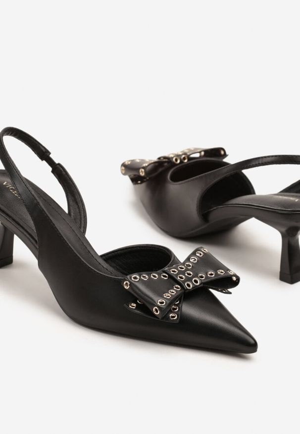 Renee - Czarne Sandały Vices na Kaczuszce Slingback z Kokardą i Nitami Fennadia. Okazja: na co dzień, na spacer. Zapięcie: sprzączka. Kolor: czarny. Materiał: jeans. Obcas: na szpilce. Styl: klasyczny, elegancki, casual. Wysokość obcasa: średni