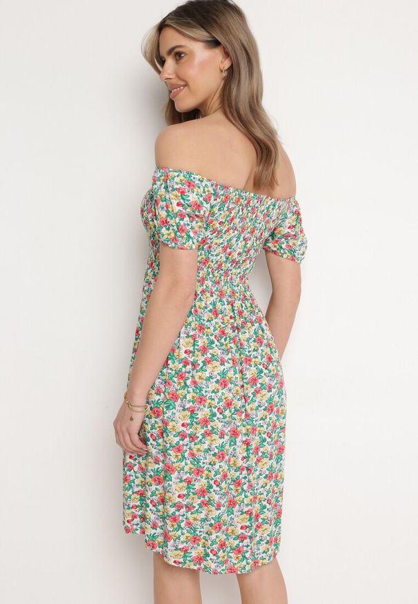 Born2be - Biało-Zielona Sukienka z Wiskozy w Kwiaty z Hiszpańskim Dekoltem Latiana. Okazja: na co dzień. Kolor: biały. Materiał: wiskoza. Wzór: kwiaty. Sezon: lato. Styl: casual, elegancki