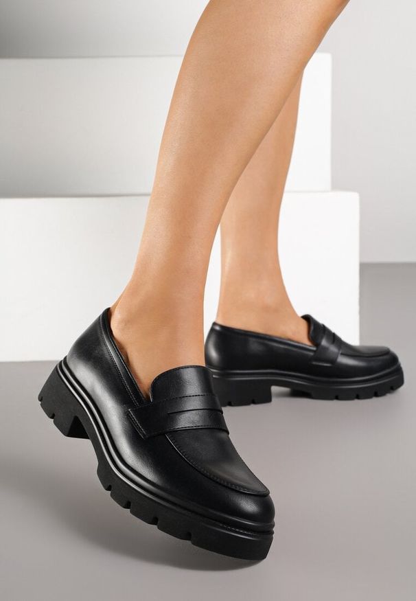 Renee - Czarne Mokasyny na Platformie z Tłoczeniem Celtellie. Okazja: na co dzień. Kolor: czarny. Materiał: skóra, jeans. Obcas: na platformie. Styl: casual