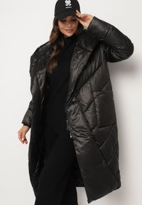 Born2be - Czarna Kurtka z Pikowanymi Przeszyciami Kapturem i Asymetrycznym Zapięciem Hedirida. Okazja: na co dzień, do pracy, na spotkanie biznesowe. Kolor: czarny. Materiał: jeans, zamsz, dzianina. Styl: biznesowy, klasyczny, casual, elegancki #3