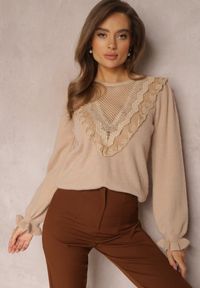 Renee - Beżowy Sweter z Falbankami i Ażurową Koronką Vegu. Typ kołnierza: kołnierz z falbankami. Kolor: beżowy. Materiał: koronka. Długość rękawa: długi rękaw. Długość: długie. Wzór: koronka, ażurowy. Styl: klasyczny #3