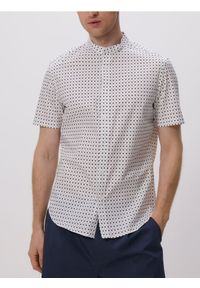 Reserved - Koszula slim fit ze stójką - biały. Typ kołnierza: kołnierzyk stójkowy. Kolor: biały. Materiał: bawełna, tkanina