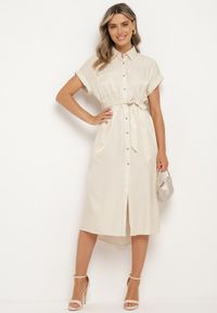 Born2be - Beżowa Sukienka Koszulowa Zapinana na Guziki z Rozcięciem Wiązana Materiałowym Paskiem Nestari. Typ kołnierza: dekolt w kształcie V. Kolor: beżowy. Materiał: materiał. Długość rękawa: krótki rękaw. Typ sukienki: koszulowe. Styl: elegancki #3