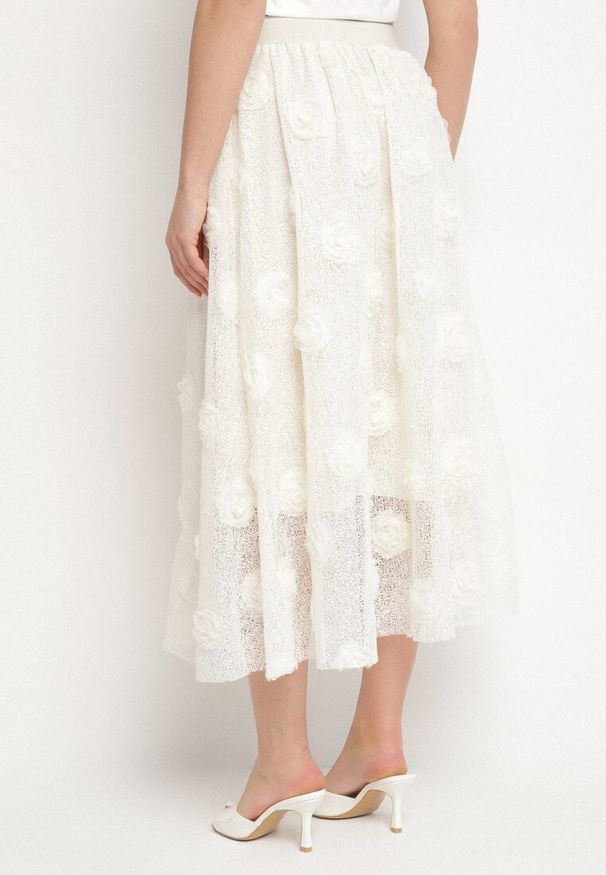 Born2be - Jasnobeżowa Rozkloszowana Spódnica ze Strukturalnej Tkaniny z Gumką w Talii Folenne. Okazja: na co dzień. Kolor: beżowy. Materiał: tkanina. Styl: elegancki, casual
