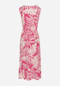 Born2be - Fuksjowa Wiskozowa Sukienka o Rozkloszowanym Kroju z Gumką w Pasie i Dekoltem w Serek Denesta. Okazja: na co dzień. Typ kołnierza: dekolt w serek. Kolor: różowy. Materiał: wiskoza. Styl: boho, casual, elegancki #4