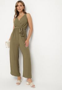 Born2be - Zielony Kopertowy Kombinezon z Ażurowym Tyłem i Szerokimi Nogawkami Marilna. Okazja: na co dzień. Kolor: zielony. Długość rękawa: na ramiączkach. Wzór: ażurowy. Styl: casual #1