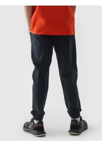 4F JUNIOR - Spodnie casual chłopięce - czarne. Okazja: na co dzień. Kolor: czarny. Materiał: materiał, bawełna, tkanina, elastan. Wzór: jednolity. Styl: casual