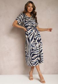 Renee - Beżowo-Granatowa Midi Sukienka Pudełkowa w Animal Print z Paskiem Avula. Kolor: beżowy. Wzór: nadruk. Styl: klasyczny, elegancki. Długość: midi