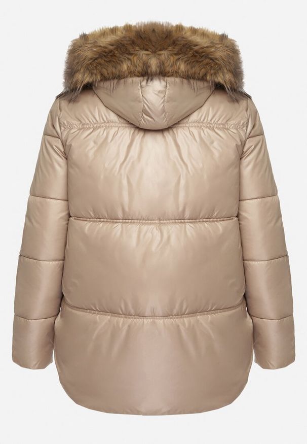 Born2be - Beżowa Pikowana Kurtka z Dłuższym Tyłem i Kapturem Obszytym Futerkiem Zemizelle. Okazja: na co dzień. Kolekcja: plus size. Kolor: brązowy, beżowy. Materiał: futro. Długość: długie. Wzór: aplikacja. Styl: klasyczny, casual, elegancki