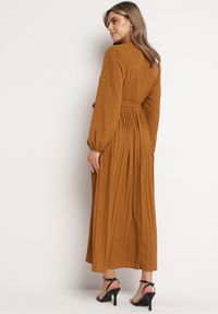 Born2be - Brązowa Rozkloszowana Sukienka Maxi z Plisowanym Dołem i Wiązanym Paskiem Nollira. Kolor: brązowy. Materiał: materiał. Długość rękawa: długi rękaw. Typ sukienki: plisowane. Styl: elegancki. Długość: maxi #4