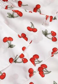 Renee - Biała Sukienka Halter o Rozkloszowanym Kroju z Falbanami w Wisienki Lanelora. Okazja: na co dzień. Typ kołnierza: dekolt halter. Kolor: biały. Materiał: bawełna. Styl: casual #5