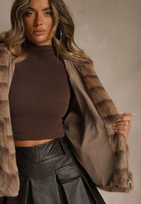 Renee - Beżowa Kurtka Futrzana o Kroju Oversize z Kapturem i Rękawami 3/4 Titene. Okazja: na co dzień. Typ kołnierza: kaptur. Kolor: beżowy. Materiał: futro. Sezon: zima. Styl: klasyczny, casual, elegancki #4