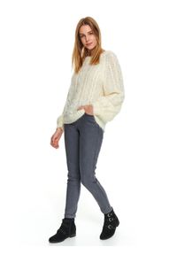 TOP SECRET - Puszysty sweter z warkoczami. Kolekcja: plus size. Kolor: kremowy. Materiał: dzianina, jeans. Wzór: ze splotem. Sezon: zima, jesień. Styl: elegancki #5