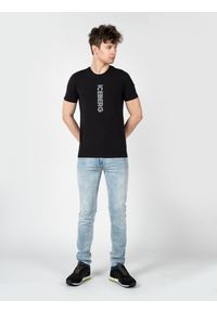 Iceberg T-Shirt "C-Neck" | F013639A | Mężczyzna | Czarny. Okazja: na co dzień. Kolor: czarny. Materiał: bawełna, elastan. Wzór: nadruk. Styl: casual, elegancki