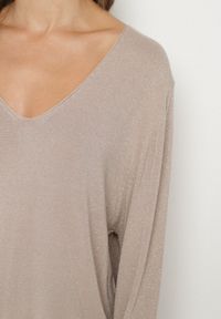 Born2be - Beżowy Wiskozowy Sweter o Pudełkowym Kroju z Metaliczną Nitką Essmia. Okazja: na co dzień, na spacer. Typ kołnierza: dekolt w serek. Kolekcja: plus size. Kolor: beżowy. Materiał: wiskoza. Styl: klasyczny, casual #4