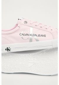 Calvin Klein Jeans - Tenisówki. Nosek buta: okrągły. Zapięcie: sznurówki. Kolor: różowy. Materiał: syntetyk, materiał, guma. Szerokość cholewki: normalna. Obcas: na obcasie. Wysokość obcasa: niski #4