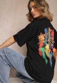 Renee - Czarny T-shirt o Kroju Oversize z Nadrukowanym Napisem Ilorella. Okazja: na co dzień. Kolor: czarny. Materiał: jeans. Wzór: napisy. Styl: elegancki, casual #4