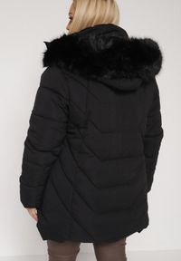 Born2be - Czarna Pikowana Kurtka Zimowa z Kapturem i Futrem z Możliwością Odpięcia Fedrika. Okazja: na co dzień. Typ kołnierza: kaptur. Kolekcja: plus size. Kolor: czarny. Materiał: futro. Sezon: zima. Styl: casual #7