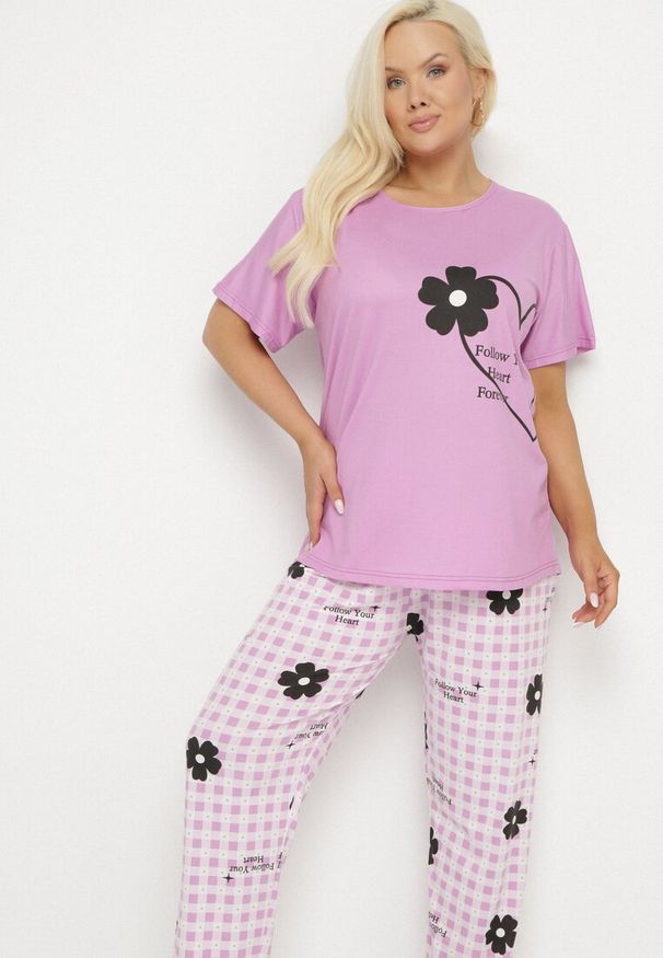 Born2be - Fioletowy Komplet Piżamowy z Motywem Kwiatowym Spodnie i T-shirt Milossa. Kolekcja: plus size. Kolor: fioletowy. Długość: krótkie. Wzór: kwiaty