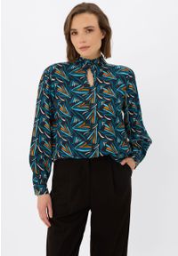 Volcano - Kolorowa bluzka K-BANAX. Okazja: na co dzień, do pracy. Typ kołnierza: kołnierzyk stójkowy. Kolor: turkusowy. Materiał: wiskoza, materiał. Wzór: kolorowy. Styl: casual #1