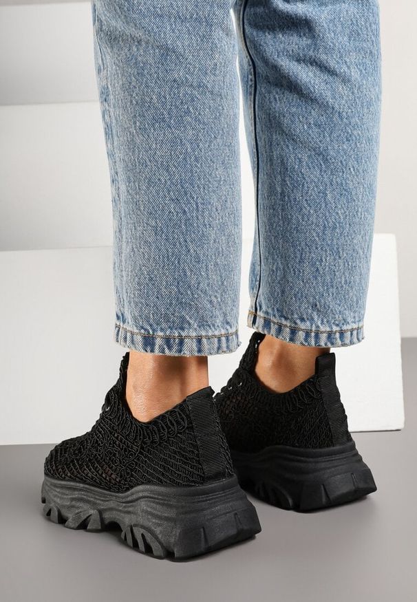 Renee - Czarne Sneakersy Ozdobione Siateczką Toliselle. Okazja: na co dzień. Kolor: czarny. Materiał: jeans. Wzór: aplikacja