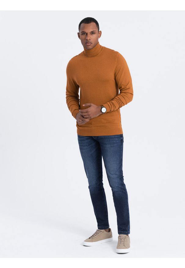 Ombre Clothing - Dzianinowy męski jednokolorowy golf z wiskozą – camel V8 OM-SWTN-0101 - XXL. Okazja: na co dzień. Typ kołnierza: golf. Materiał: dzianina, wiskoza. Wzór: aplikacja, gładki, jednolity. Styl: klasyczny, casual