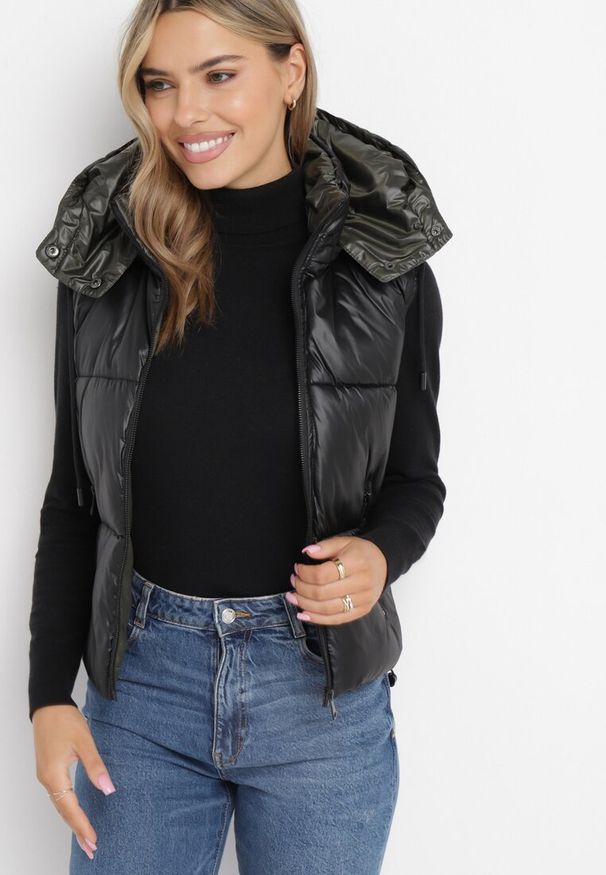 Born2be - Czarna Pikowana Kamizelka z Odpinanym Kapturem Winncea. Okazja: na co dzień. Kolor: czarny. Materiał: jeans. Styl: casual