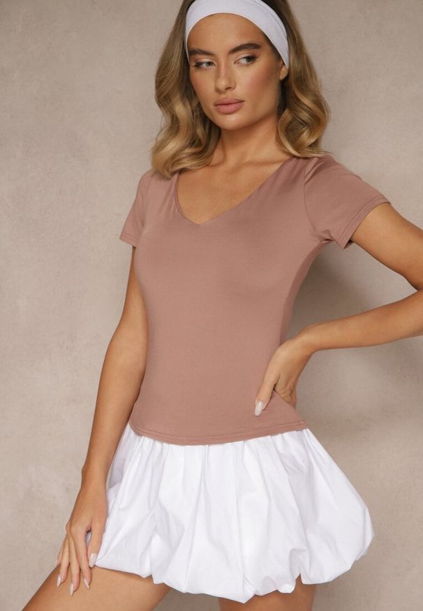 Renee - Ciemnoróżowy Dopasowany T-shirt z Wiskozą z Dekoltem w Kształcie Litery V Follerea. Okazja: na spacer, na co dzień. Typ kołnierza: dekolt w kształcie V. Kolor: różowy. Materiał: wiskoza. Styl: casual