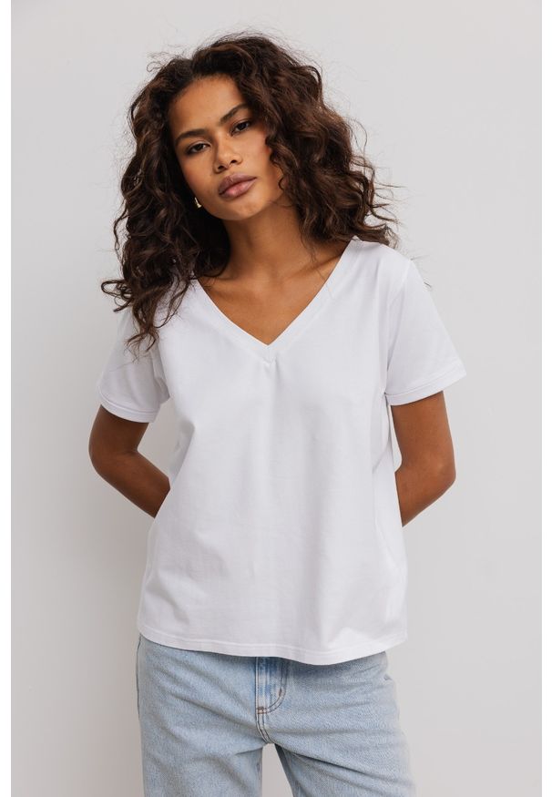 Marsala - T shirt z dekoltem w kształcie V w kolorze BIAŁYM- V NECK. Typ kołnierza: dekolt w kształcie V. Kolor: biały. Materiał: bawełna, elastan. Wzór: gładki. Styl: elegancki