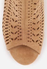 Renee - Ciemnobeżowe Sandały Vices na Słupku z Ażurowym Wzorem Klamrą i Wycięciem Feliyra. Okazja: na co dzień. Nosek buta: otwarty. Zapięcie: klamry. Kolor: beżowy. Materiał: jeans, satyna. Wzór: ażurowy. Obcas: na słupku. Styl: elegancki, casual #2