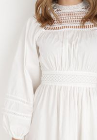 Born2be - Biała Sukienka Hekala. Kolor: biały. Materiał: tkanina, koronka. Wzór: haft, aplikacja, koronka. Długość: midi