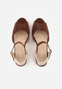 Born2be - Brązowe Sandały na Wysokim Plecionym Koturnie Nacireda. Okazja: na spacer. Kolor: brązowy. Materiał: len. Sezon: lato. Obcas: na koturnie. Styl: elegancki, wizytowy #4