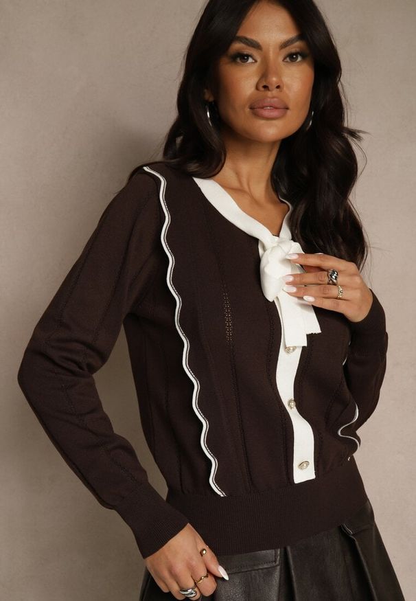 Renee - Brązowy Sweter z Wiskozą z Ozdobnymi Guzikami i Kokardą w Stylu Retro Miaraine. Okazja: na spotkanie biznesowe. Typ kołnierza: kokarda. Kolor: brązowy. Materiał: wiskoza. Styl: retro