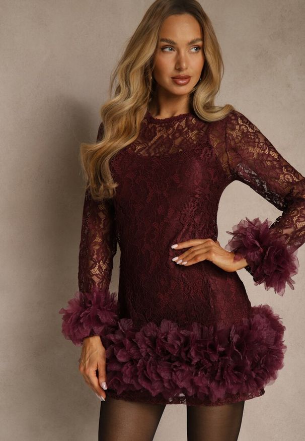 Renee - Bordowa Dopasowana Koronkowa Sukienka Koktajlowa z Tiulowymi Aplikacjami Kretalia. Okazja: na imprezę. Kolor: czerwony. Materiał: tiul, koronka. Długość rękawa: na ramiączkach. Wzór: aplikacja. Typ sukienki: dopasowane. Styl: wizytowy