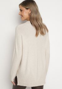 Born2be - Jasnobeżowy Sweter z Półgolfem z Prążkowanej Dzianiny z Wycięciami po Bokach Rerivra. Kolor: beżowy. Materiał: dzianina, prążkowany. Styl: wizytowy, elegancki